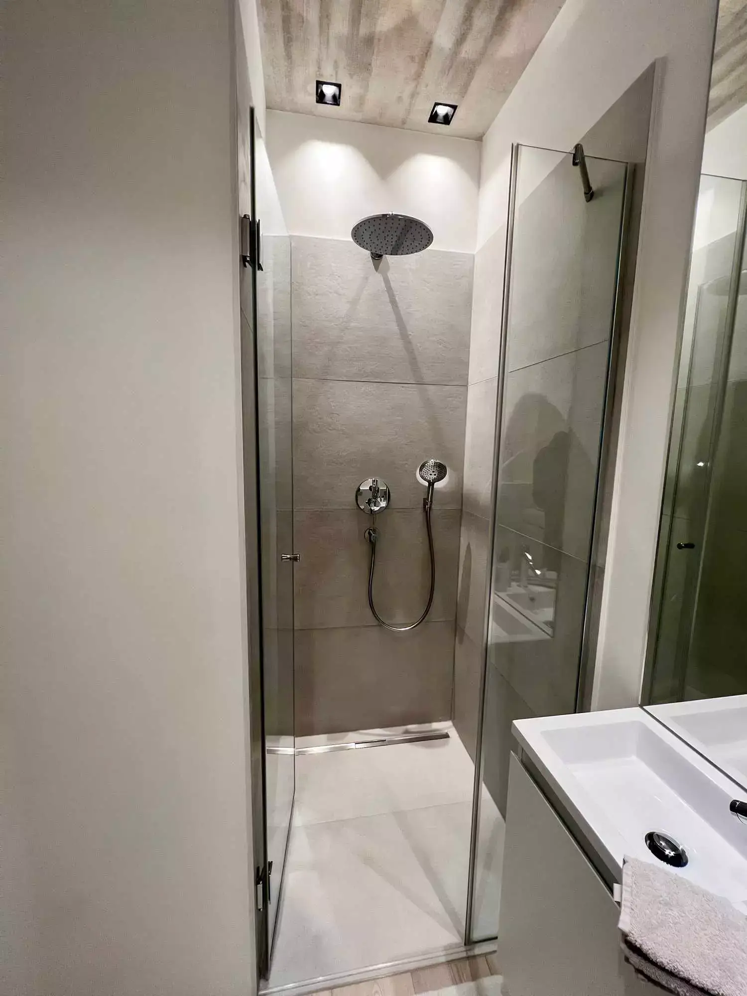 Ferienwohnung Tennengau - Fotos - Die Dusche im Badezimmer der Ferienwohnung